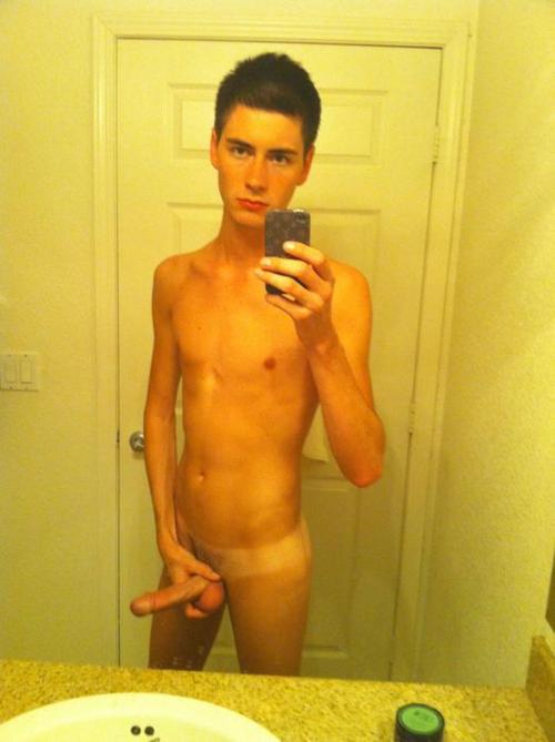 amateur self pic bathroom